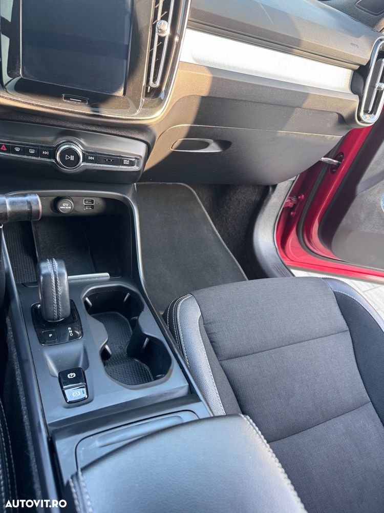 Volvo XC 40 D3 AWD Momentum Pro - 32