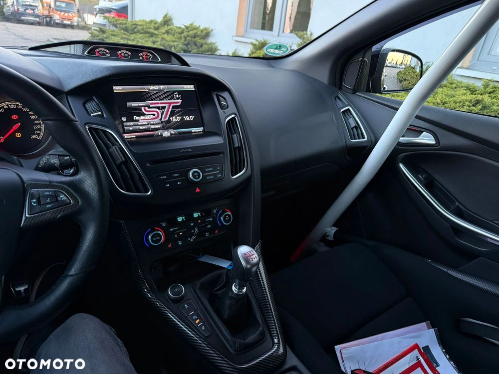 Ford Focus 2.0 EcoBoost ST - 24