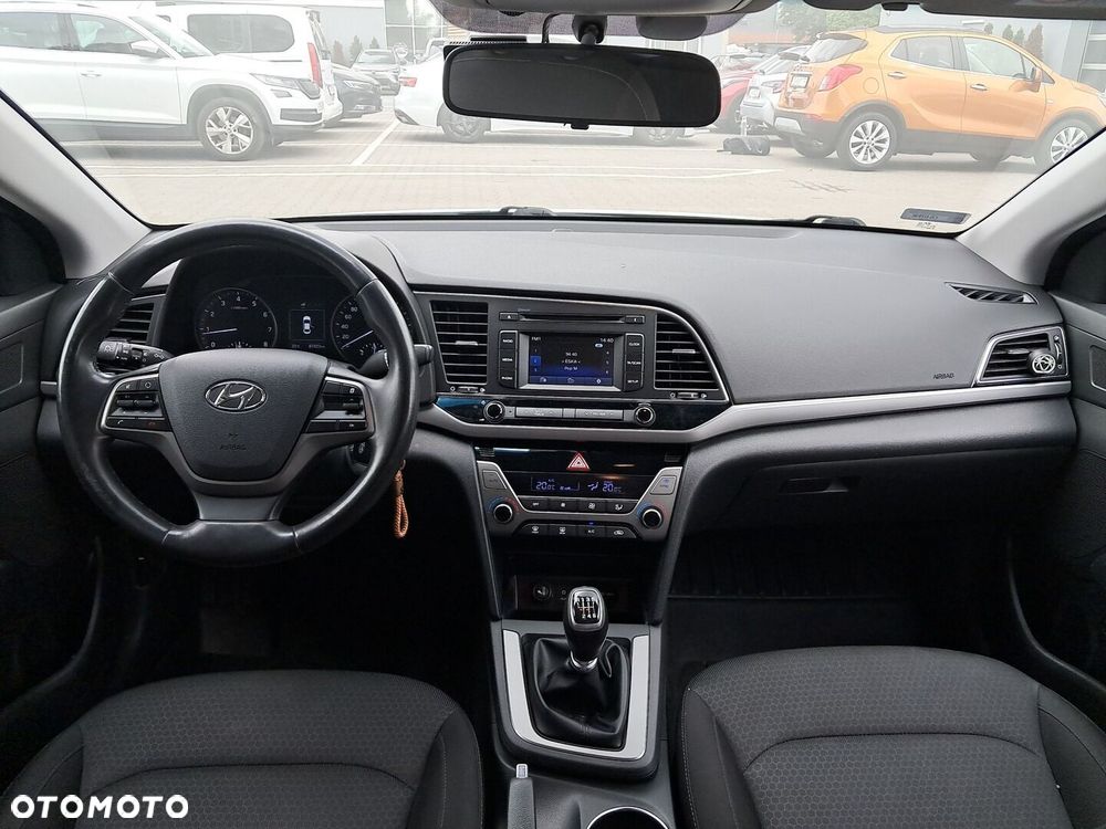 Hyundai Elantra 1.6 Comfort - 25
