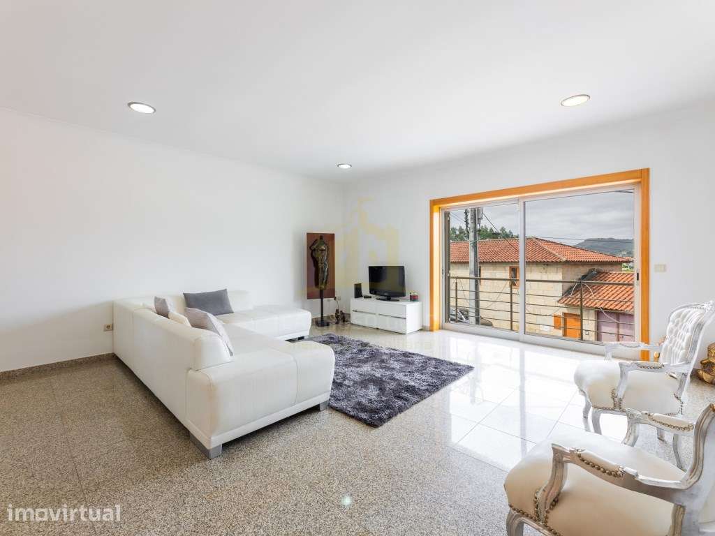 Moradia T5 de excelência com piscina, jardim e espaços amplos - Grande imagem: 4/47