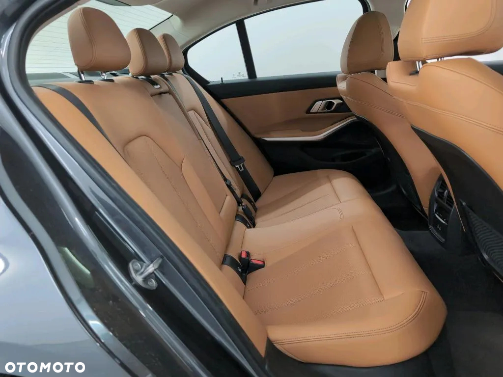 BMW Seria 3 320i Luxury Line - 13