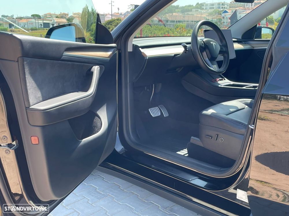 Tesla Model Y - 12