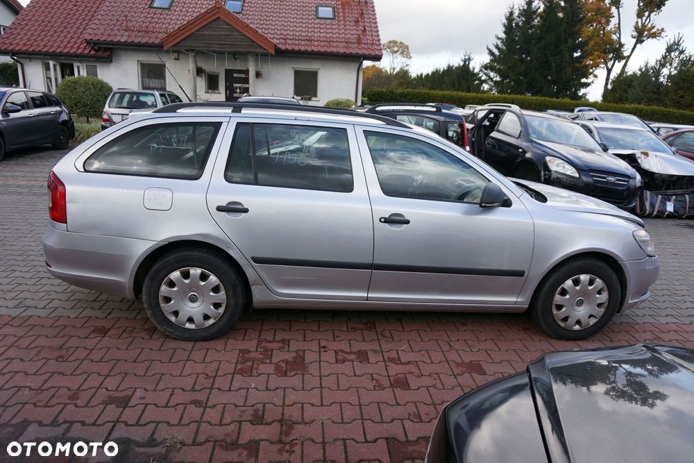 SKODA OCTAVIA II 1Z5 LIFT KOMBI 2010 9156 1.9 TDI BXE 105KM JCR SREBRNY na części - 6