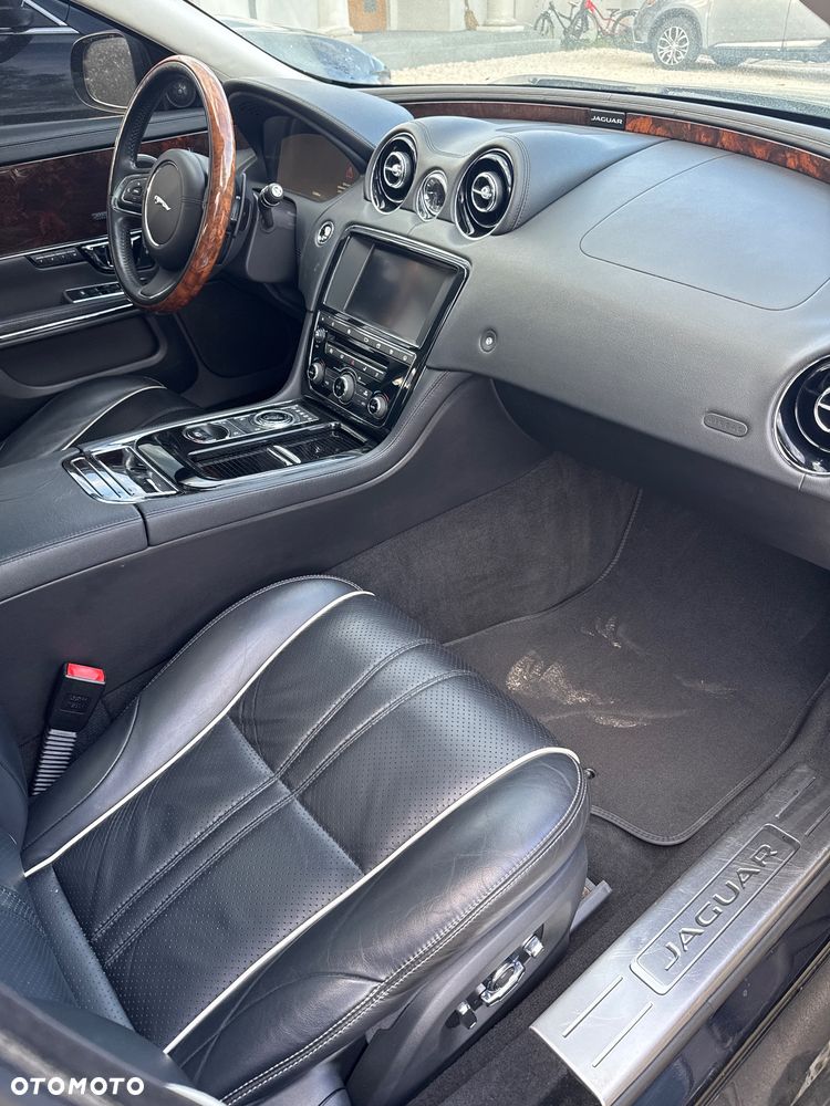 Jaguar XJ - 12