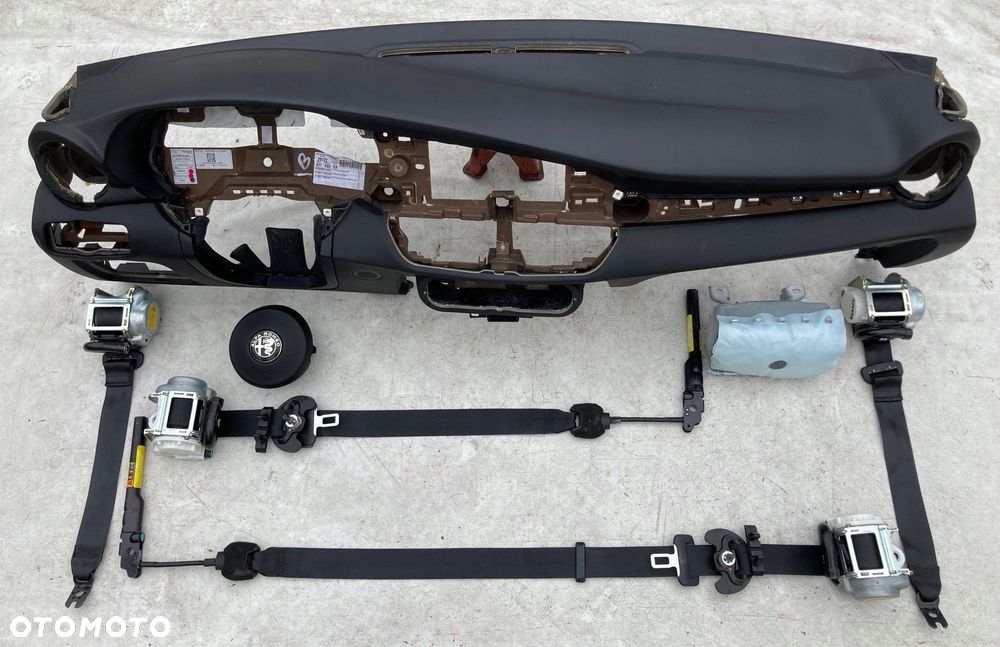 alfa roemo giulia deska kokpit konsola poduszki - 1