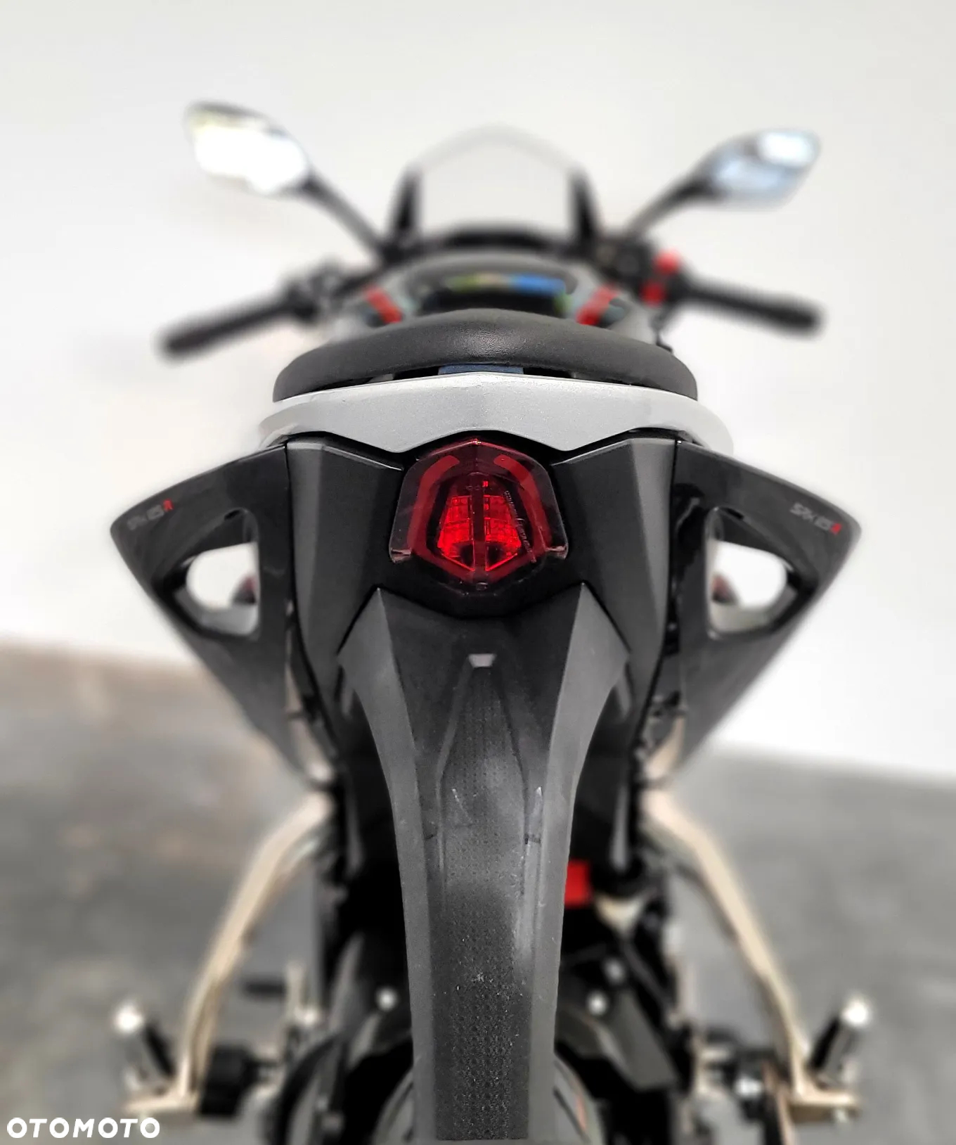 QJMOTOR SRK 125R - 12