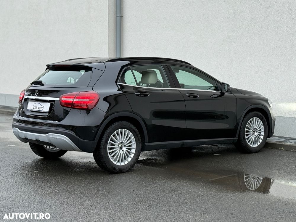 Mercedes-Benz GLA 180 7G-DCT - 23