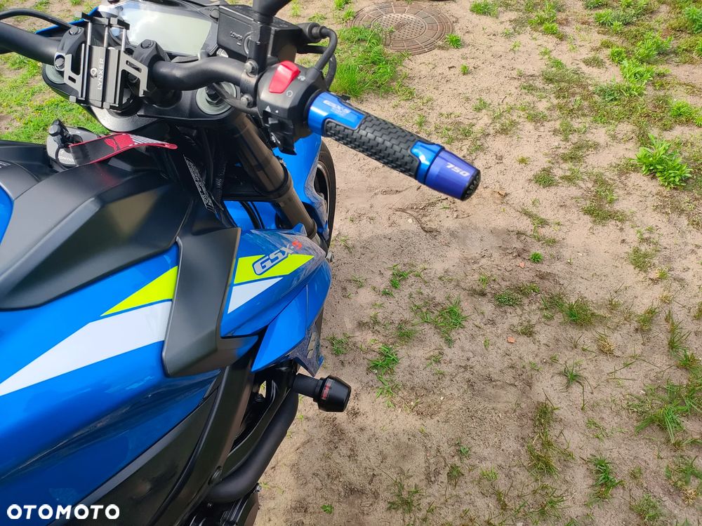 Suzuki GSX - 12