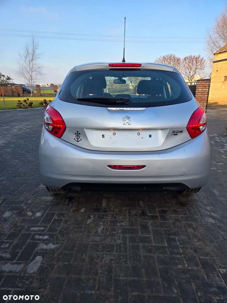 Peugeot 208 - 8