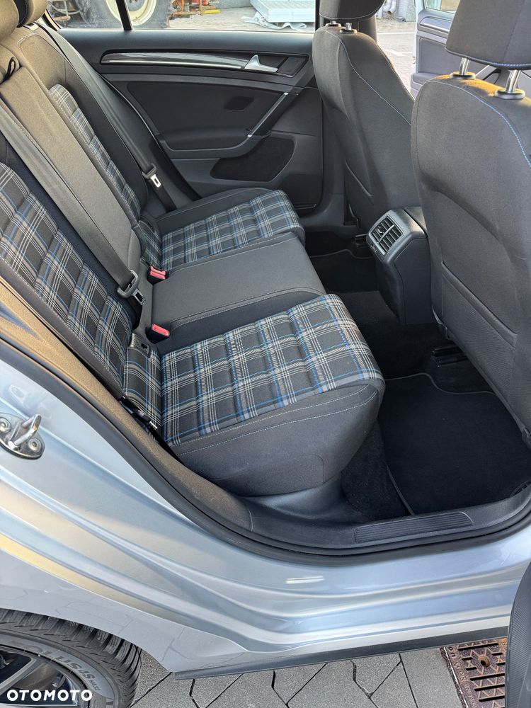 Volkswagen Golf - 15