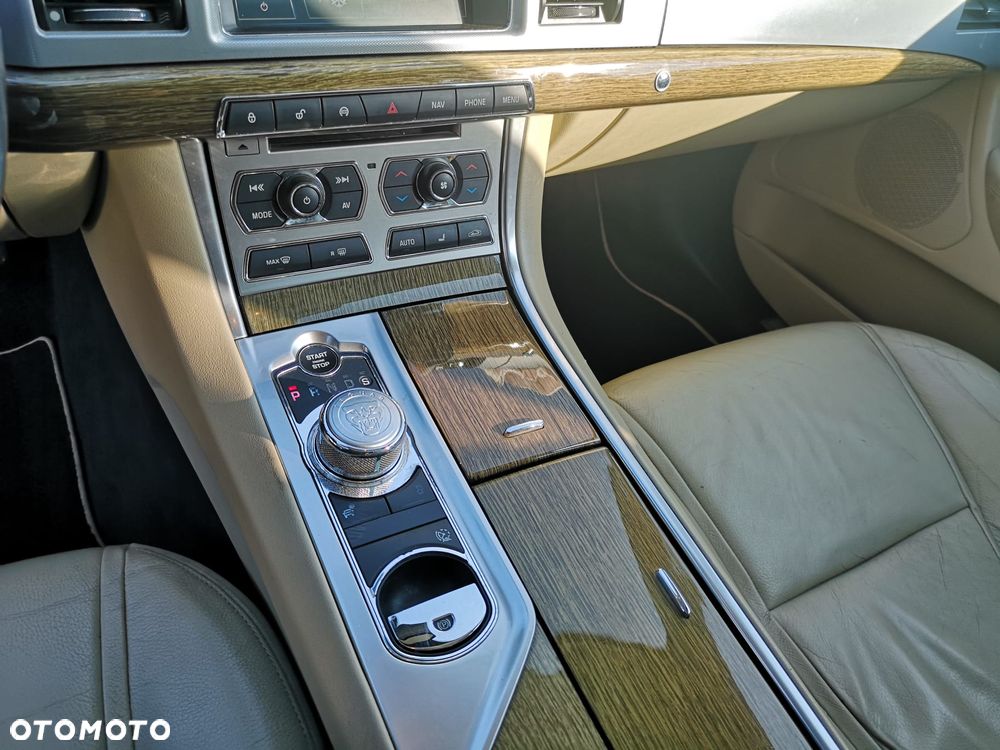 Jaguar XF 2.2 D Premium Luxury - 27