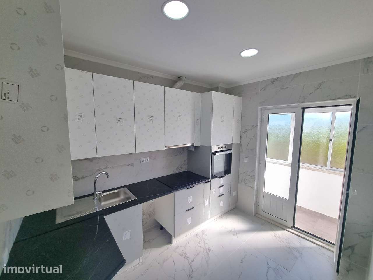 APARTAMENTO T2 RENOVADO PARA ARRENDAR NA ESTRADA DE MOSCAVIDE - Grande imagem: 5/35