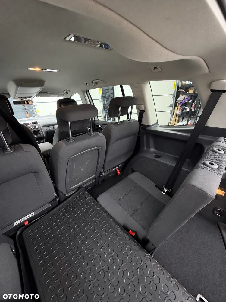 Volkswagen Touran - 11