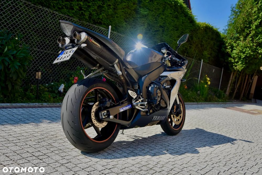 Yamaha R1 - 12