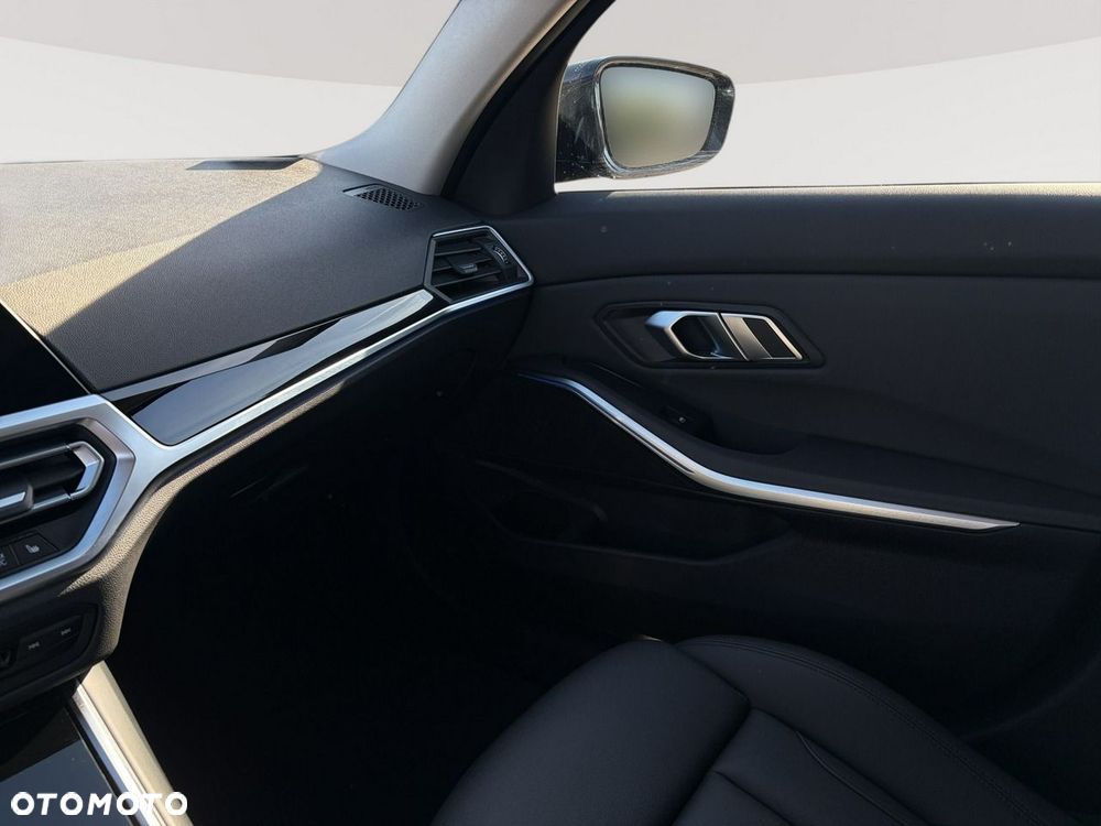 BMW Seria 3 320i Sport Line - 26