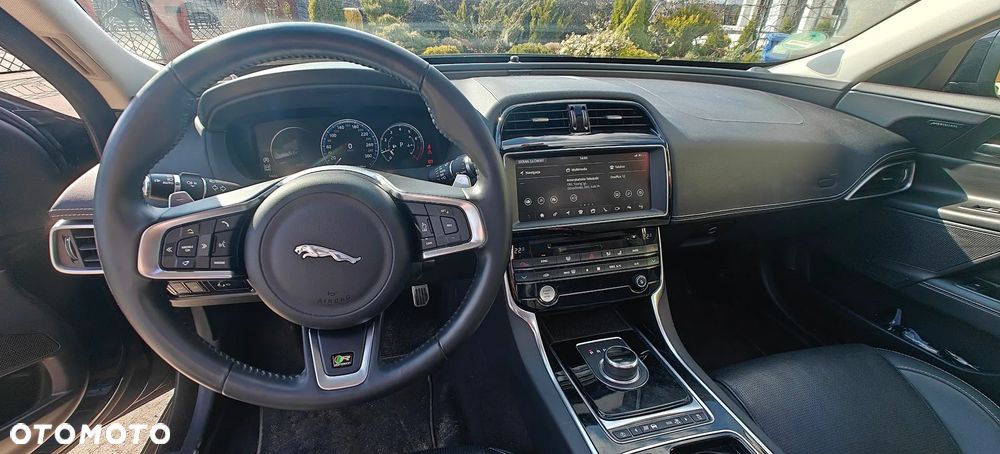 Jaguar XE 2.0 T R-Sport - 12