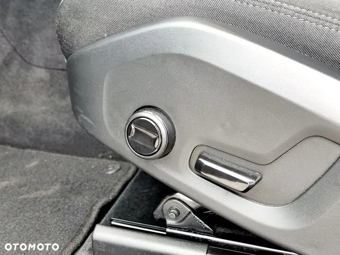 Volvo XC 60 B4 D Plus Dark - 16