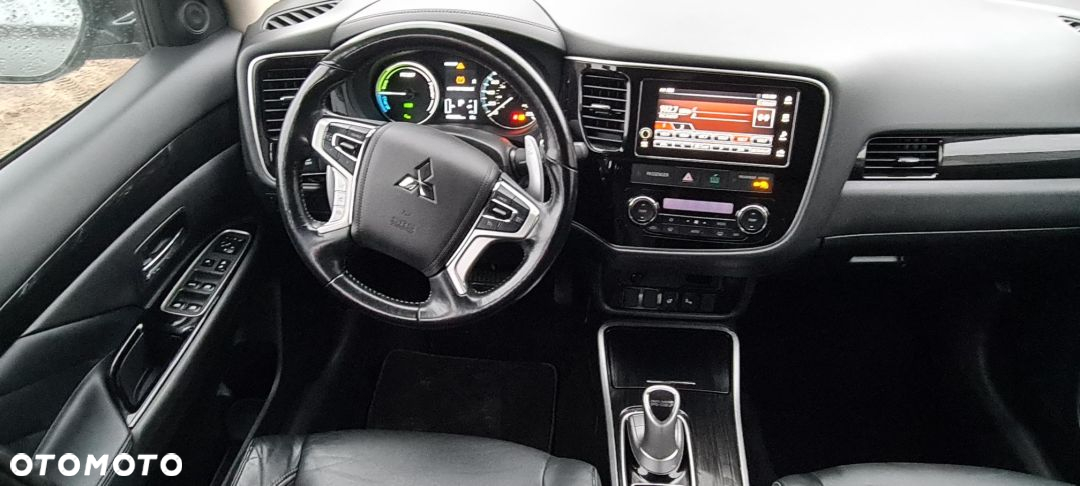 Mitsubishi Outlander 2.0 4WD Plug-In Hybrid Plus - 12