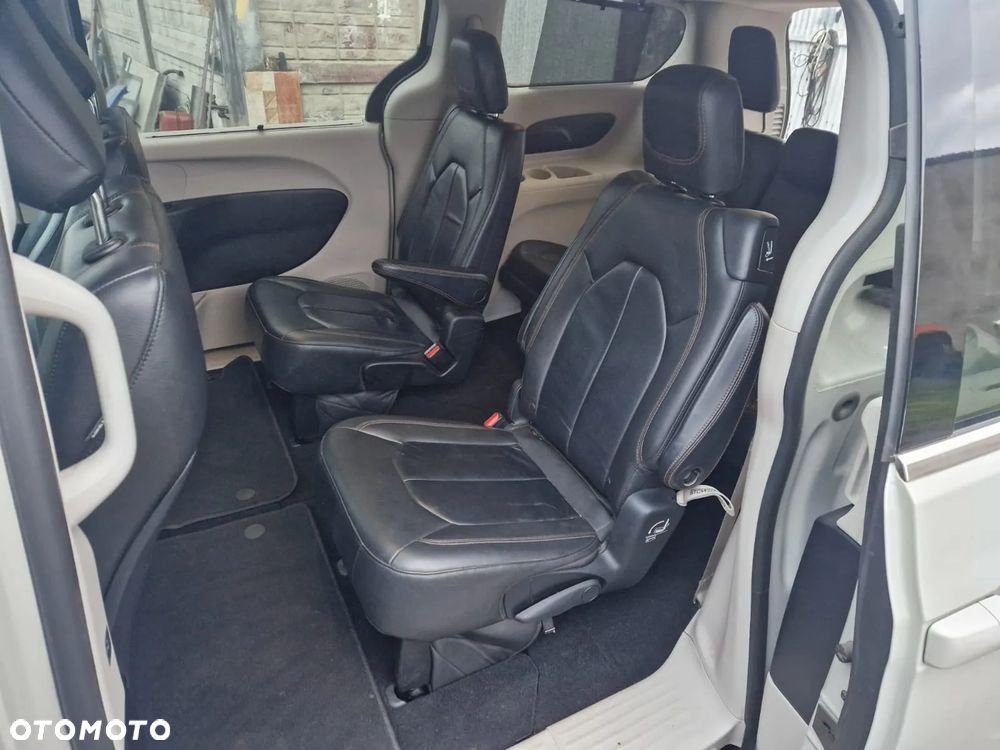 Chrysler Pacifica - 13