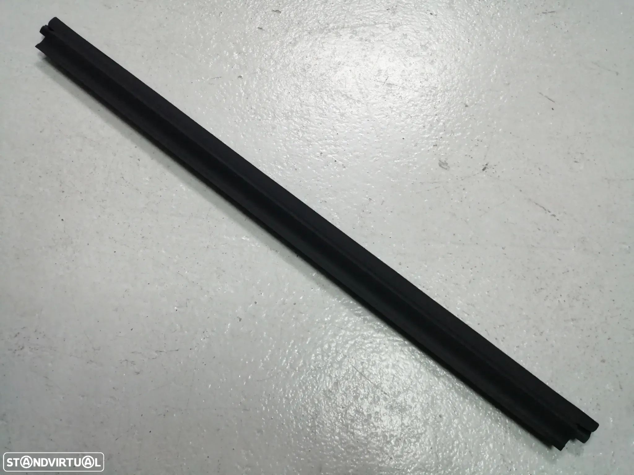 Raspador do Vidro das Portas Traseiras - Nissan D21 ( 4 Portas ) - 1