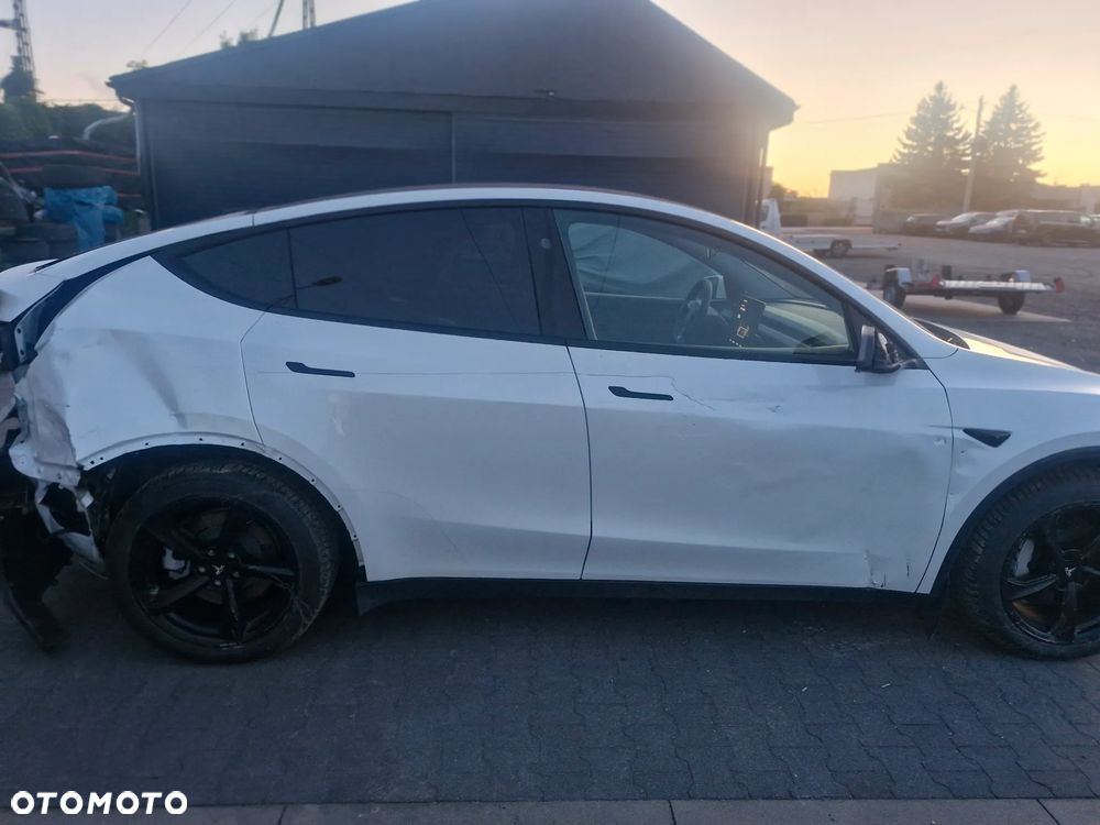 Tesla Model Y Long Range Dual Motor AWD - 3