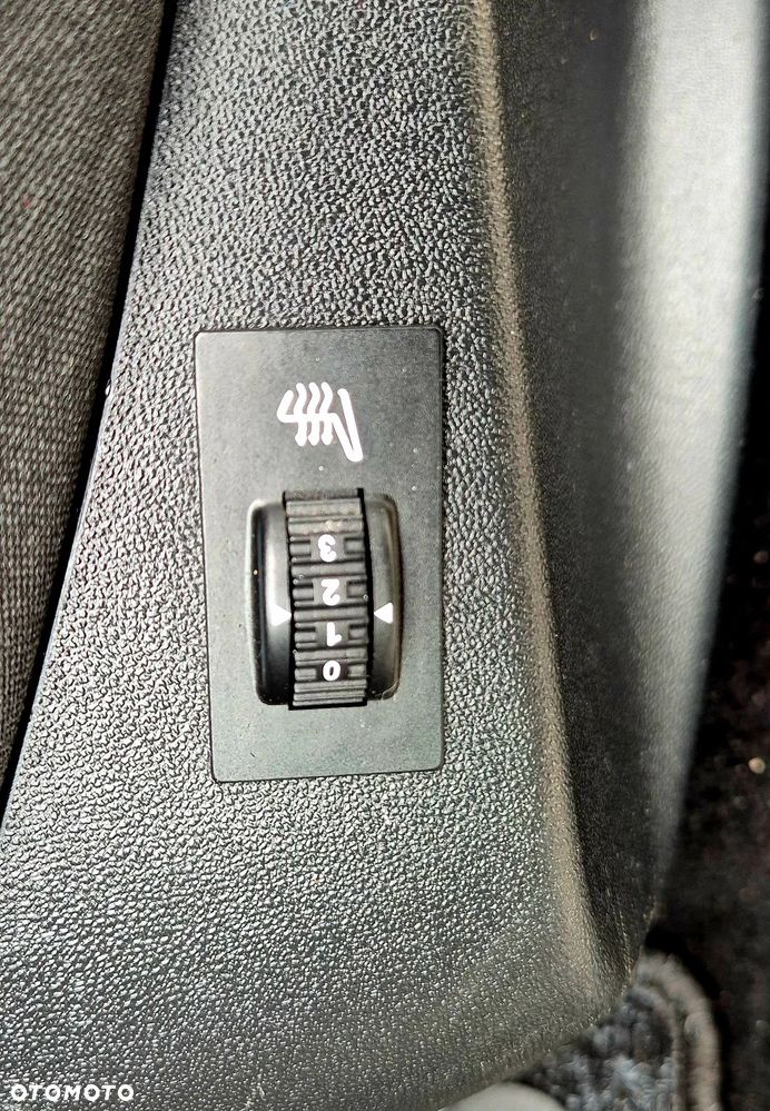 Peugeot 208 - 33