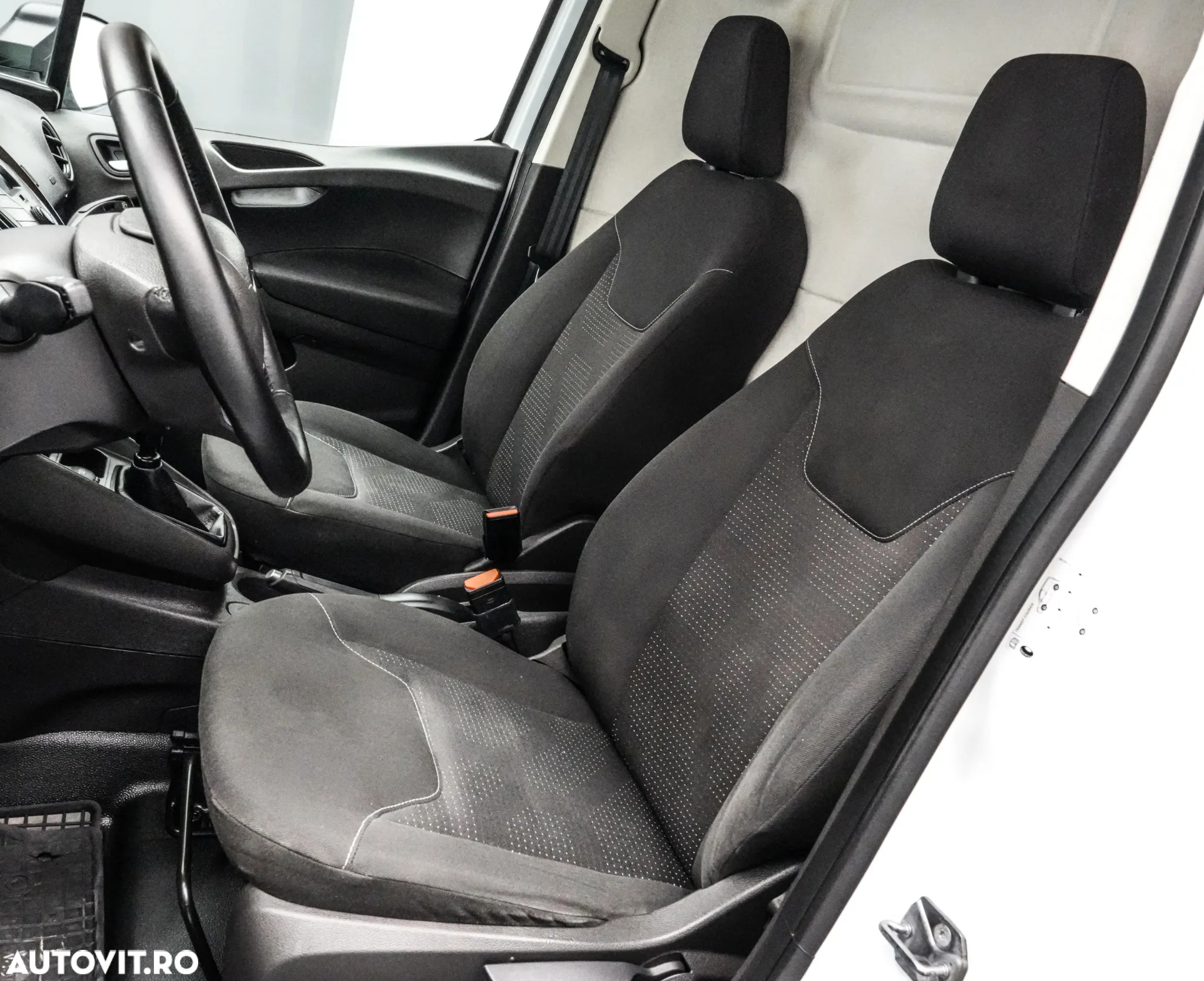 Ford Transit Courier - 13