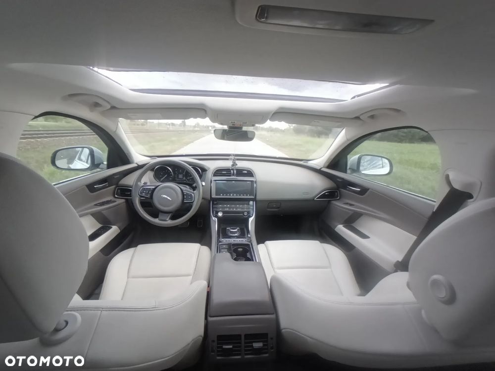 Jaguar XE 2.0 P300 AWD SE - 17
