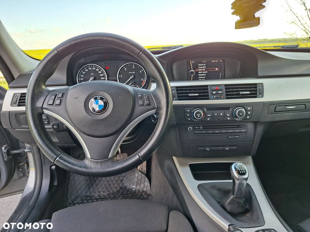 BMW Seria 3 320d DPF Edition Sport - 13