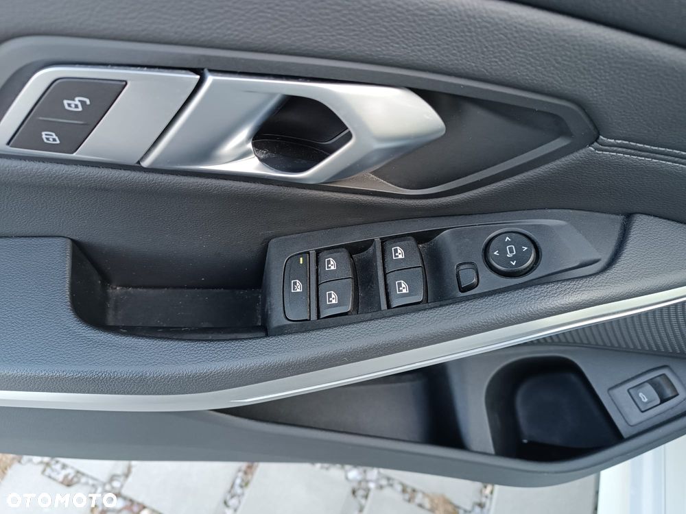 BMW Seria 3 318i Sport Line - 23