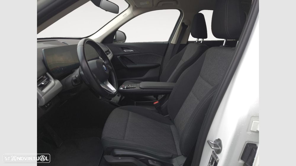 BMW iX1 xDrive30 — photo 2
