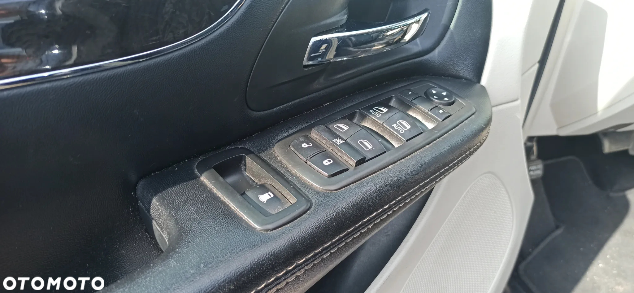 Chrysler Town & Country - 30