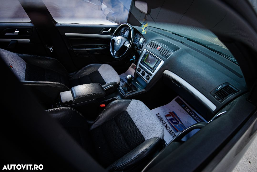 Skoda Octavia Combi 2.0 TFSI RS - 22