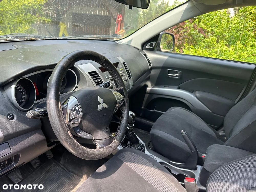 Mitsubishi Outlander - 12