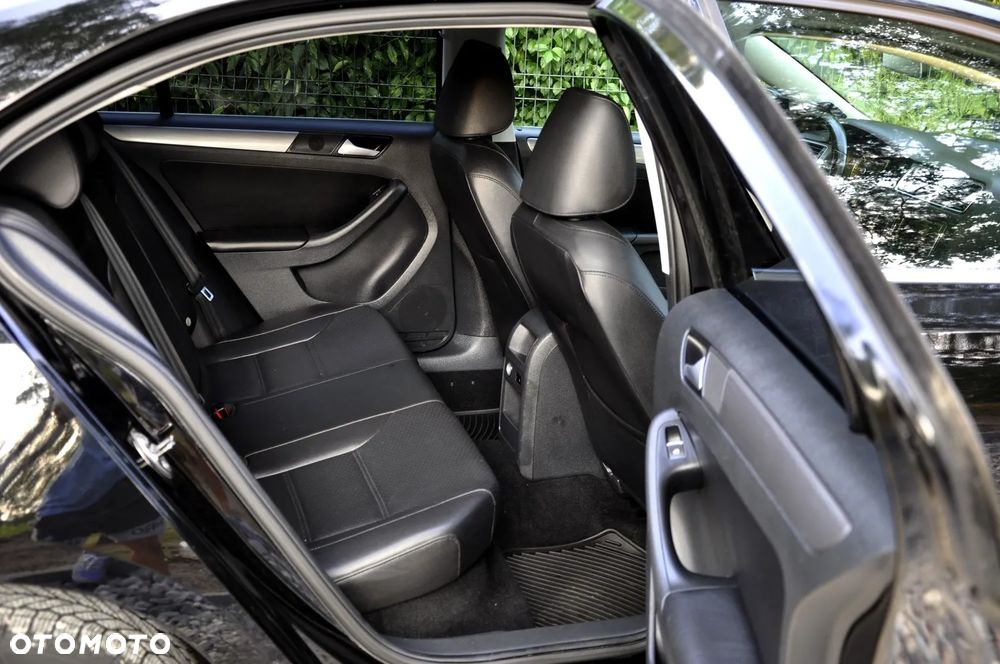 Volkswagen Jetta 2.0 TDI DSG Highline - 32