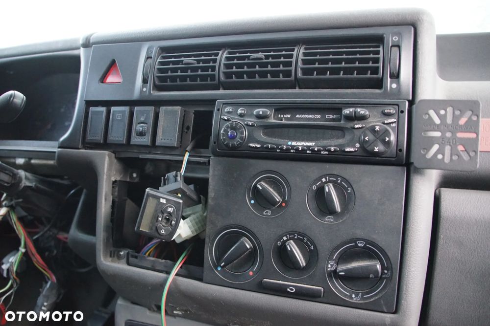 Auto na części - Volkswagen Transporter T4 Lift 2.5 TDI 102 KM ACV DXZ L902 2002R Silnik Skrzynia Drzwi Maska Klapa Błotnik Zderzak Lusterko Lampa Deska Kokpit Sterownik Moduł Czujnik Licznik Panel Kierownica - 12