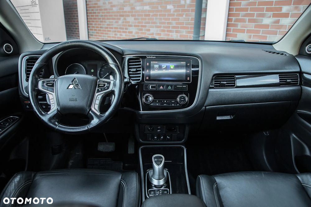 Mitsubishi Outlander Instyle NAVI + - 29