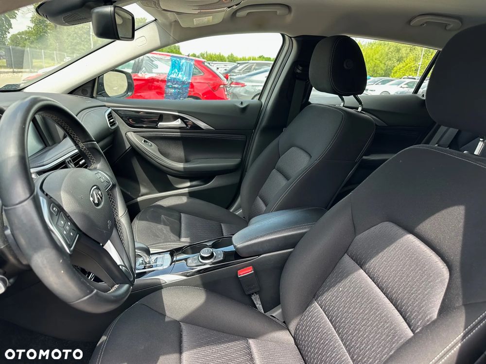 Infiniti Q30 - 12