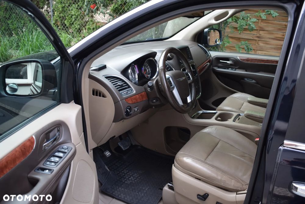 Chrysler Town & Country 2011 photo 3