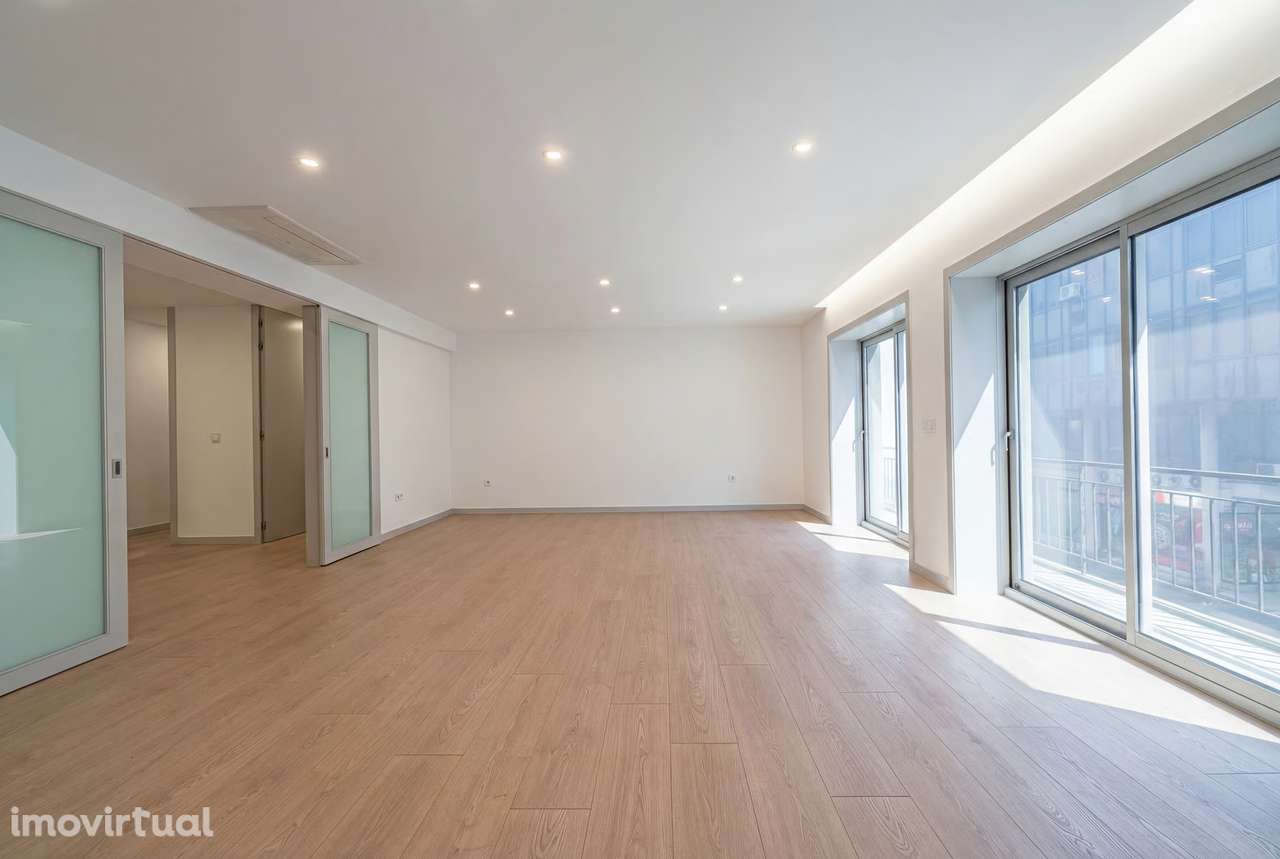 T4 amplo, 4 suites e estacionamento 4 carros – Marquês, Porto - Grande imagem: 4/55