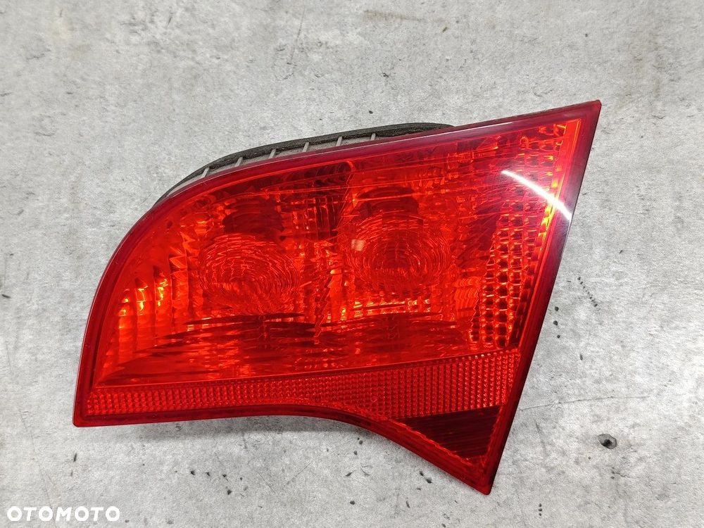LAMPA TYLNA PRAWA W KLAPE AUDI A4 B7 8E9945094 484502  ZB 2.0 20V - 3