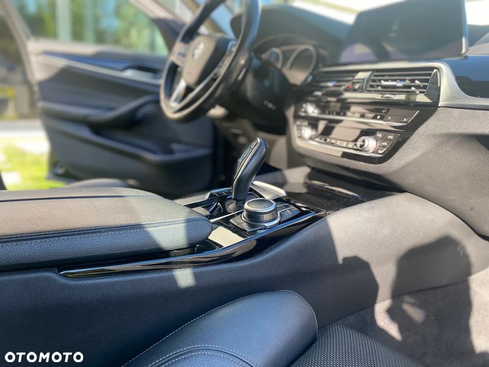 BMW Seria 5 518d Business Edition sport - 27