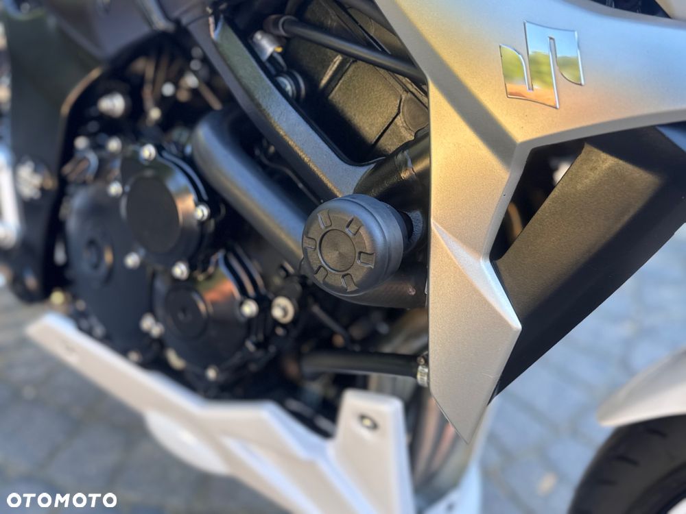 Suzuki GSR - 26