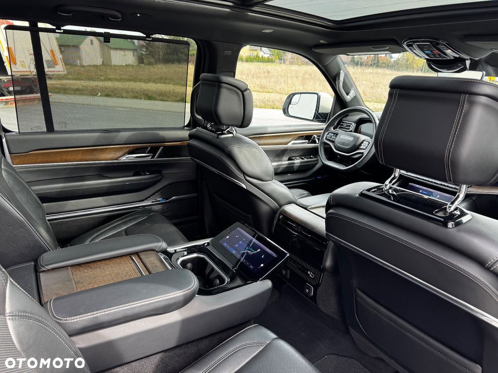 Jeep Grand Wagoneer - 17