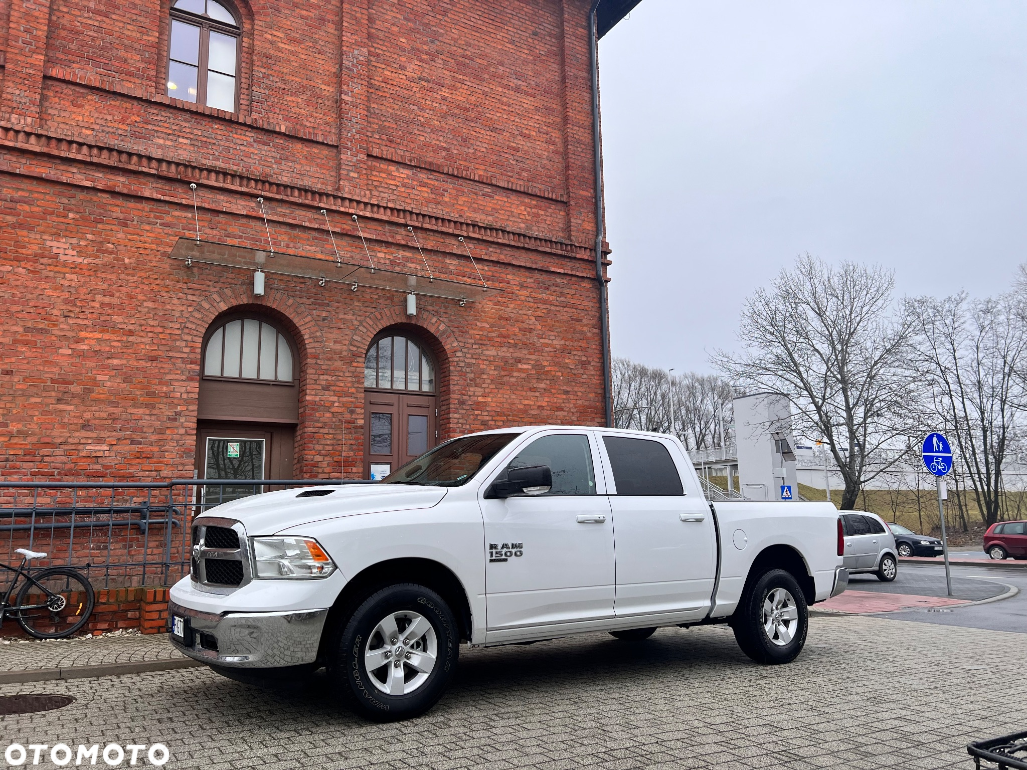 Dodge RAM 1500 5.7 4x4 - 16