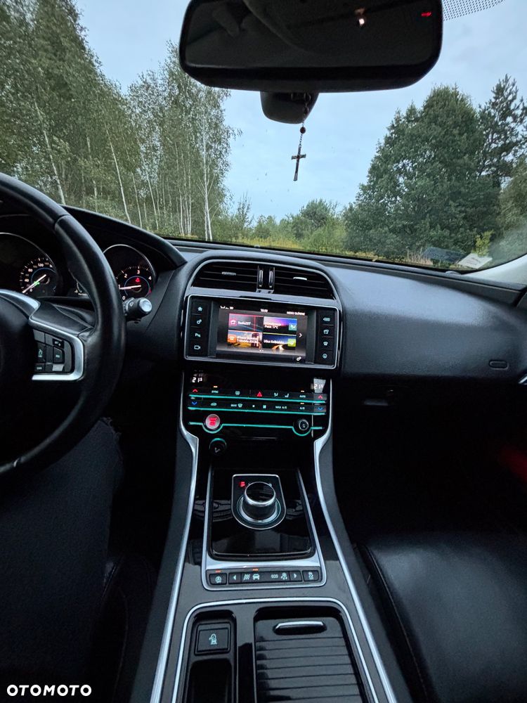 Jaguar XE 2.0 D Prestige - 18