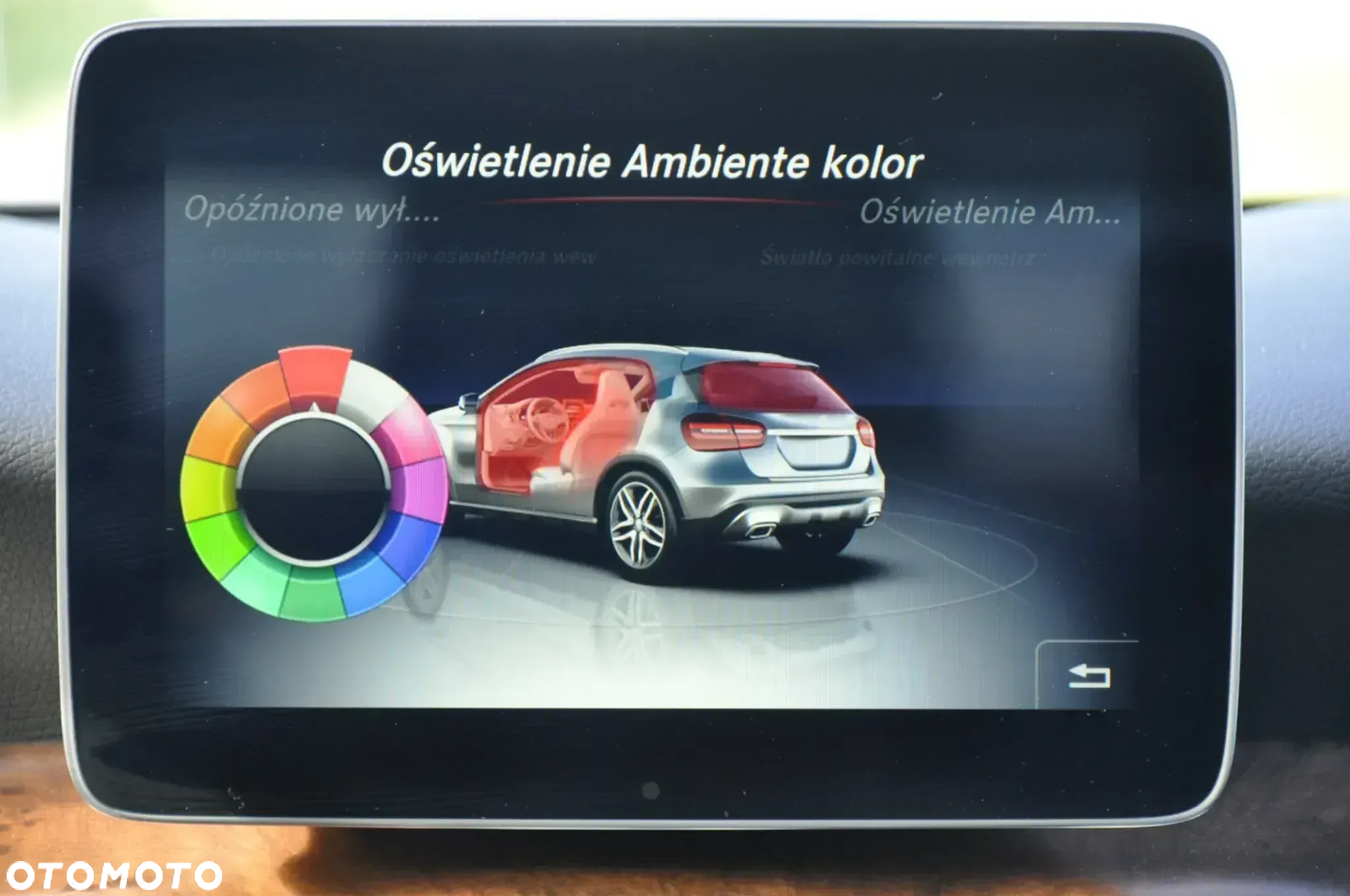 Mercedes-Benz GLA 180 7G-DCT - 12