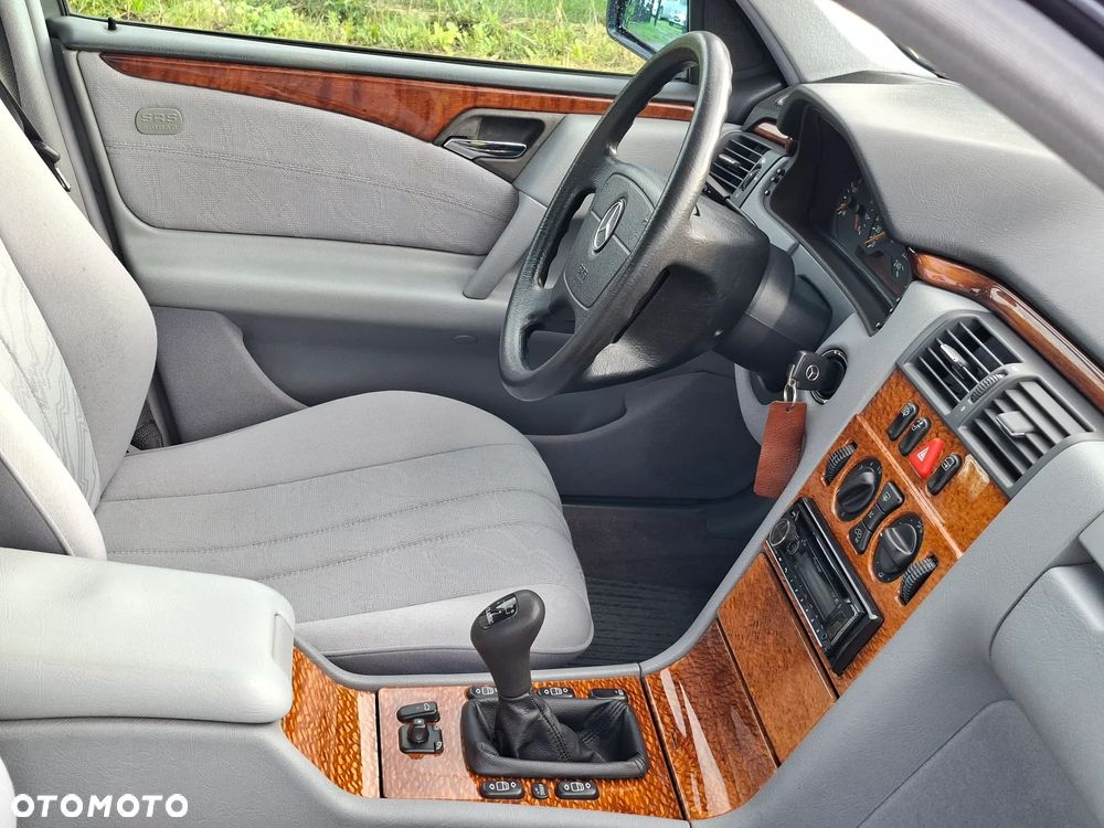 Mercedes-Benz Klasa E 240 Classic - 1