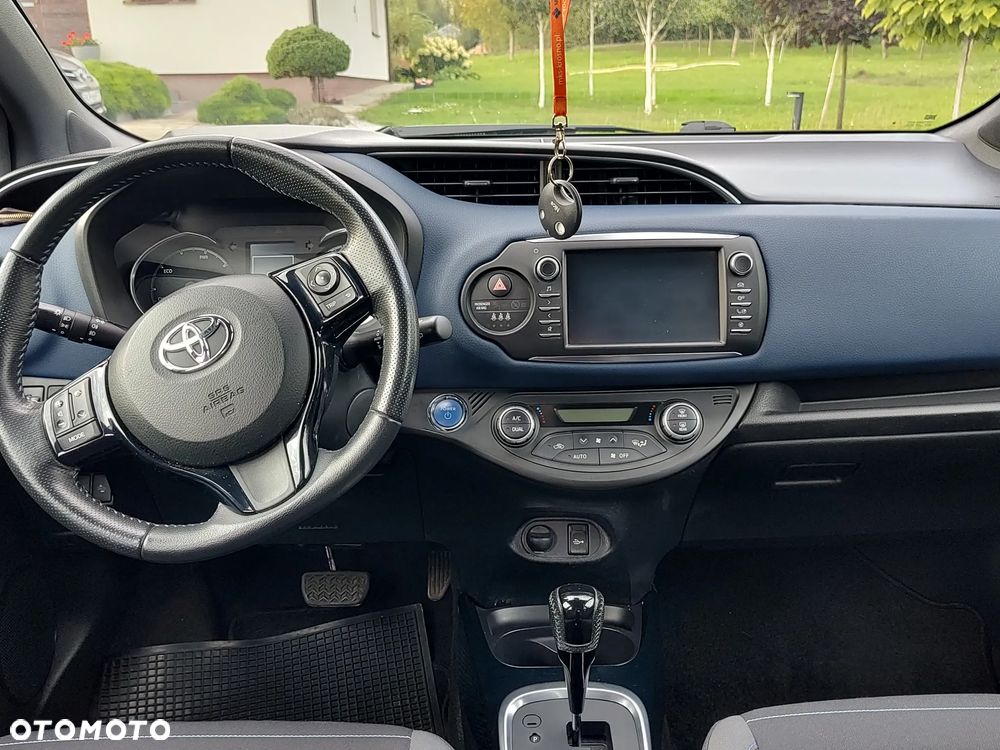 Toyota Yaris Hybrid 100 Premium - 8