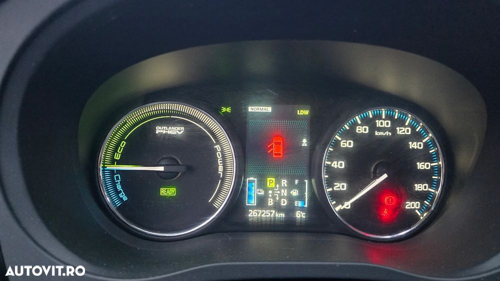 Mitsubishi Outlander 2.0 4WD Plug-In Hybrid Top - 26